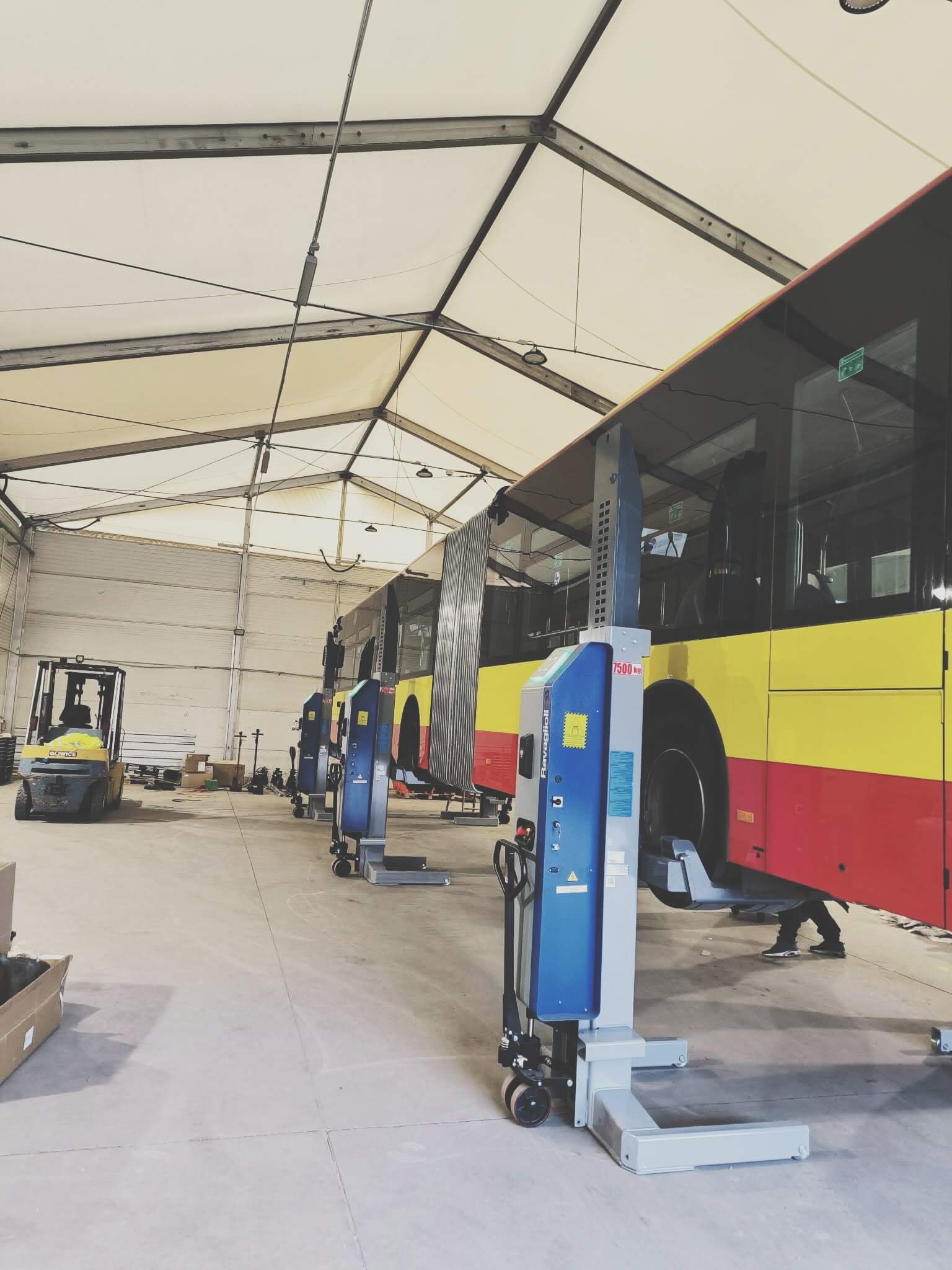 Zestaw mobilnych podnośników kolumnowych Ravaglioli unoszący autobus przegubowy. Profesjonalne wyposażenie serwisu pojazdów ciężarowych i autobusów dostarczone przez Anwa-Tech